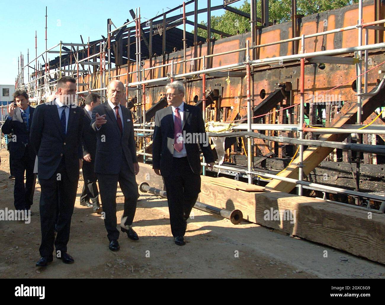Prinz Philip, Herzog von Edinburgh, besucht am 22. Mai 2007 die Überreste der feuerbeschädigten Cutty Sark in Greenwich. Prinz Philip, Präsident des Cutty Sark Trust, ist ein begeisterter Marinehistoriker, der das aktuelle Â£25 Millionen Restaurationsprojekt unterstützte. Die Cutty Sark wurde bei einem Brand, der in den frühen Morgenstunden ausbrach, schwer beschädigt. Stockfoto