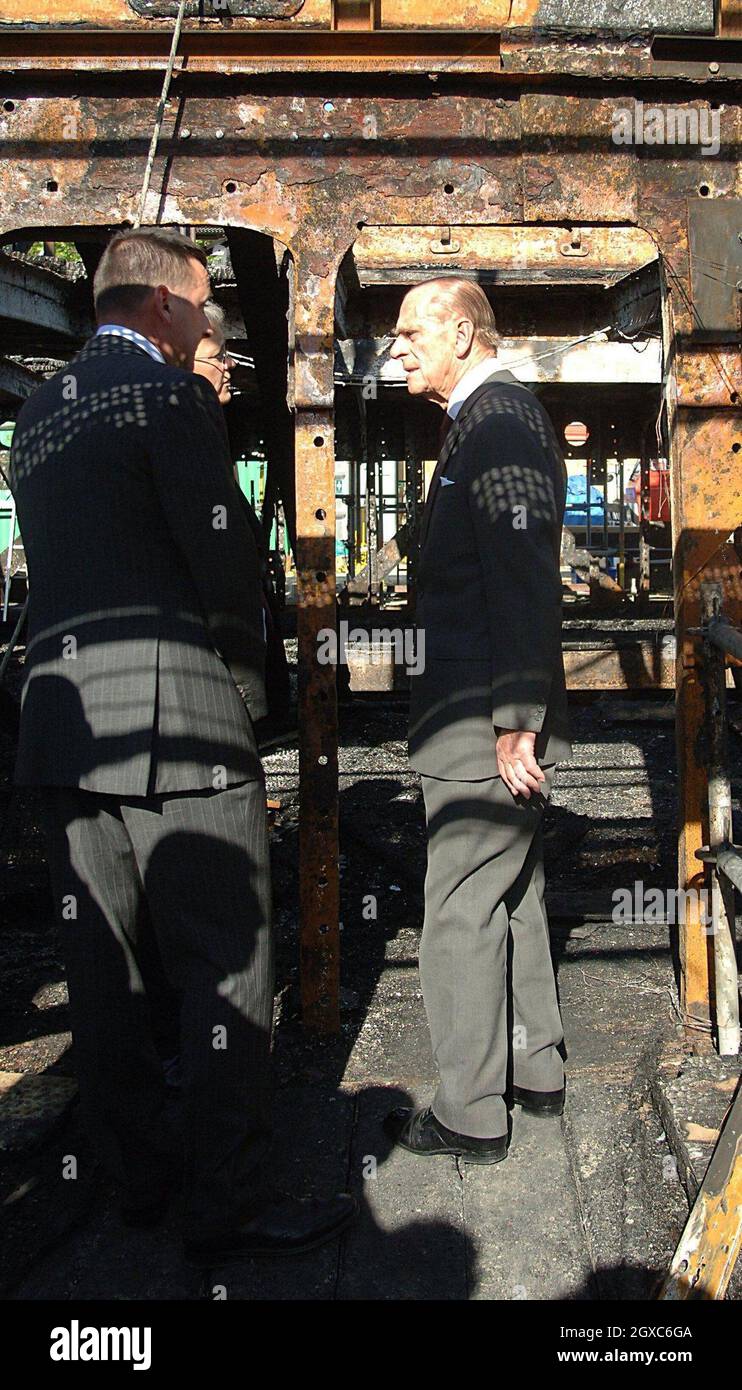 Prinz Philip, Herzog von Edinburgh, besucht am 22. Mai 2007 die Überreste der feuerbeschädigten Cutty Sark in Greenwich. Prinz Philip, Präsident des Cutty Sark Trust, ist ein begeisterter Marinehistoriker, der das aktuelle Â£25 Millionen Restaurationsprojekt unterstützte. Die Cutty Sark wurde bei einem Brand, der in den frühen Morgenstunden ausbrach, schwer beschädigt. Stockfoto