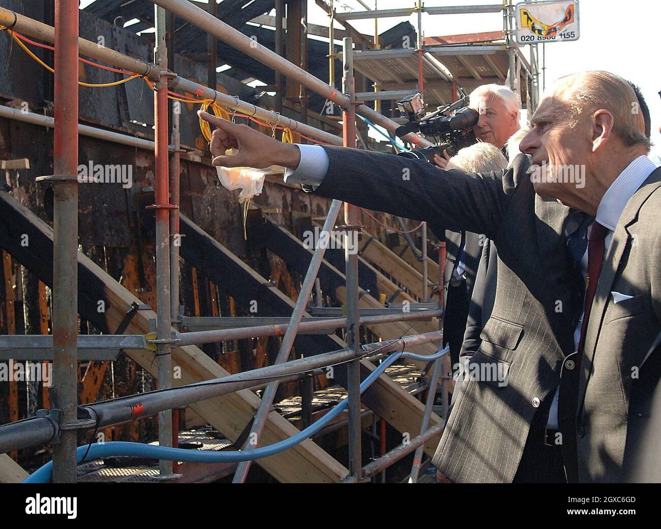 Prinz Philip, Herzog von Edinburgh, besucht am 22. Mai 2007 die Überreste der feuerbeschädigten Cutty Sark in Greenwich. Prinz Philip, Präsident des Cutty Sark Trust, ist ein begeisterter Marinehistoriker, der das aktuelle Â£25 Millionen Restaurationsprojekt unterstützte. Die Cutty Sark wurde bei einem Brand, der in den frühen Morgenstunden ausbrach, schwer beschädigt. Stockfoto
