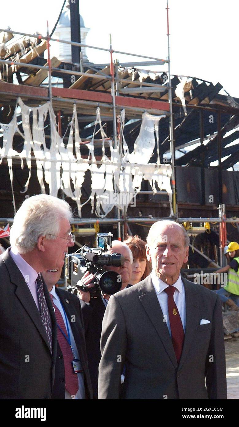 Prinz Philip, Herzog von Edinburgh, besucht am 22. Mai 2007 die Überreste der feuerbeschädigten Cutty Sark in Greenwich. Prinz Philip, Präsident des Cutty Sark Trust, ist ein begeisterter Marinehistoriker, der das aktuelle Â£25 Millionen Restaurationsprojekt unterstützte. Die Cutty Sark wurde bei einem Brand, der in den frühen Morgenstunden ausbrach, schwer beschädigt. Stockfoto