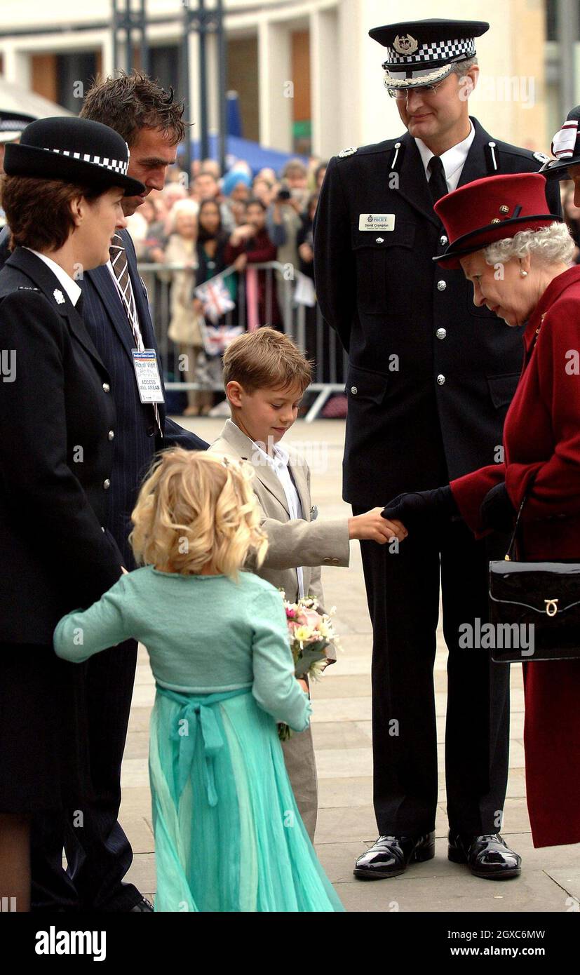 Königin Elizabeth II. Wird von Lydia Beshenivsky, der Tochter des ermordeten WPC Sharon Beshenivsky, während ihres Besuchs in Bradford am 25. Mai 2007 mit Blumen überreicht. WPC Cate Jackson und Lydias Vater Paul stehen dahinter. PC Beshenivsky wurde am vierten Geburtstag von Lydia während eines Raubüberfalls bei einem Reisebüro in Bradford am 18. November 2005 getötet. Stockfoto