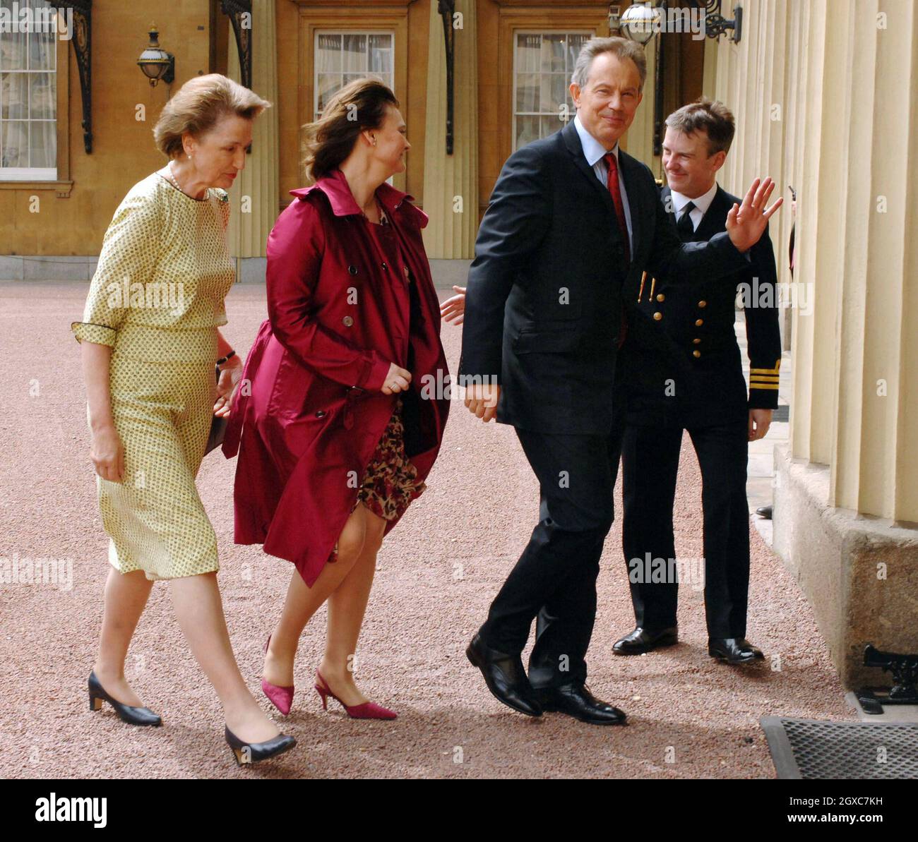 Premierminister Tony Blair wird in Begleitung seiner Frau Cherie von der Dame der Königin in Waiting, Lady Hussey, Left und Equerry, Heber Ackland begrüßt, als er zu einer Audienz bei der britischen Königin Elizabeth II. Im Buckingham Palace eintrifft, wo er am 27. Juni 2007 seinen Rücktritt angab. Stockfoto