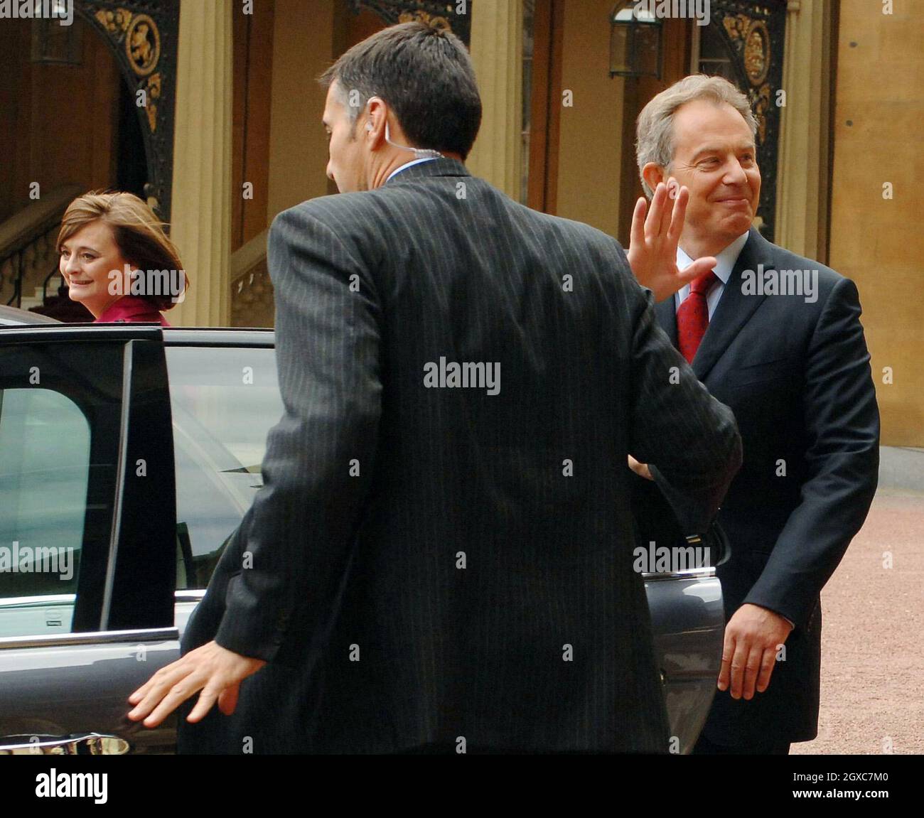 Premierminister Tony Blair verlässt in Begleitung seiner Frau Cherie den Buckingham Palace, nachdem er am 27. Juni 2007 Königin Elizabeth II seinen Rücktritt angeboten hatte. Stockfoto