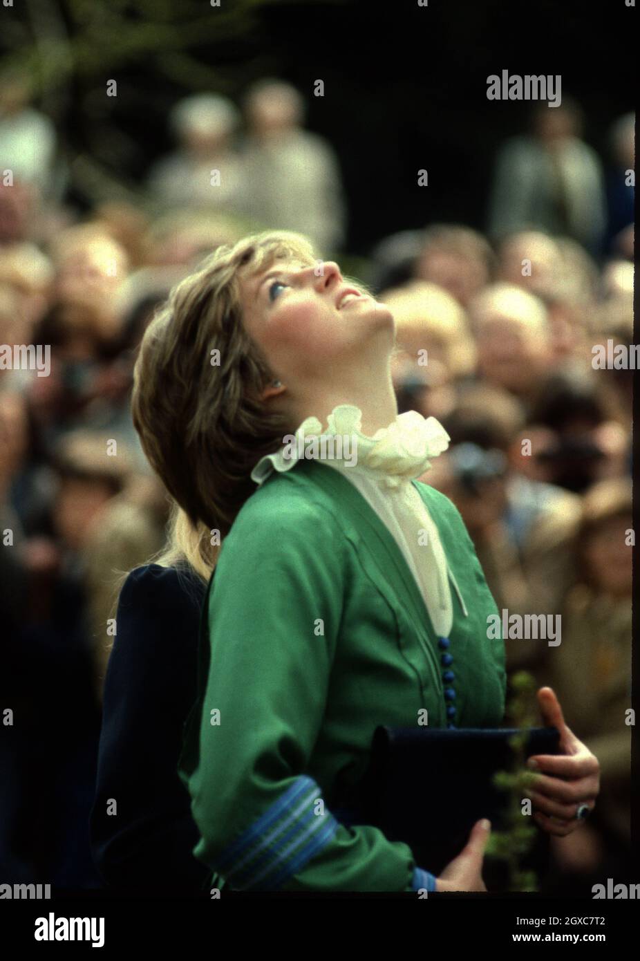 Prinzessin Diana, die damalige Lady Diana Spencer, blickt mit einem Rüschen-Kuchenkragen in den Himmel, während sie Broadlands, das ehemalige Zuhause von Lord Mountbatten, während ihrer Verlobung mit Prinz Charles am 09. Mai 1981 besucht. Stockfoto