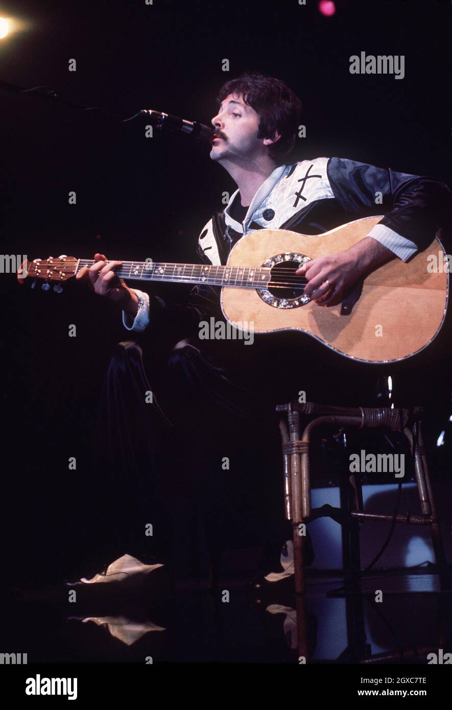 Der englische Sänger Paul McCartney auf der Bühne mit Wings im Londoner Empire Pool, Oktober 1976. Stockfoto