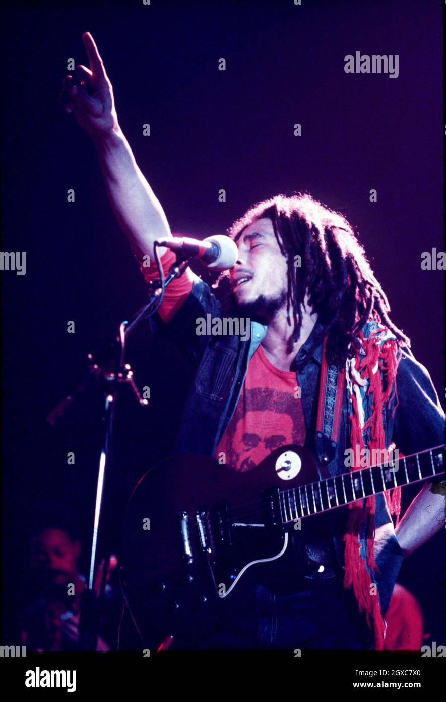 Jamaikanische Reggae-Legende Bob Marley (1945 - 1981) im Juni 1977 auf der Bühne des Hammersmith Odeon, London. Stockfoto