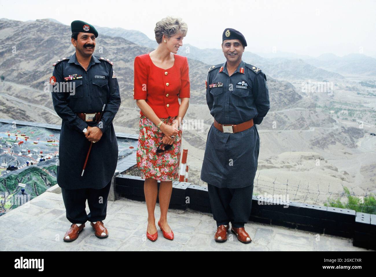 Prinzessin Diana, Prinzessin von Wales, posiert mit Soldaten, als sie am 26. September 1991 das Khyber-Gewehr-Regiment am Khyber-Pass in Pakistan besucht Stockfoto