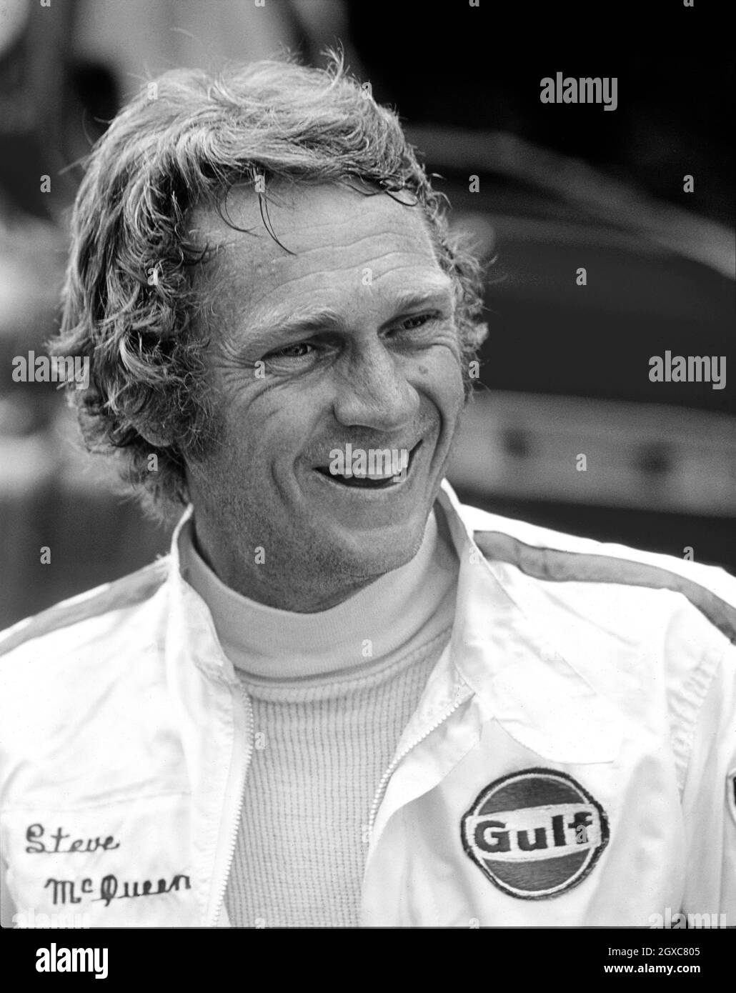 Steve McQueen lächelt, als er am 24. Juni 1971 am Set des Films „Le Mans“ war Stockfoto