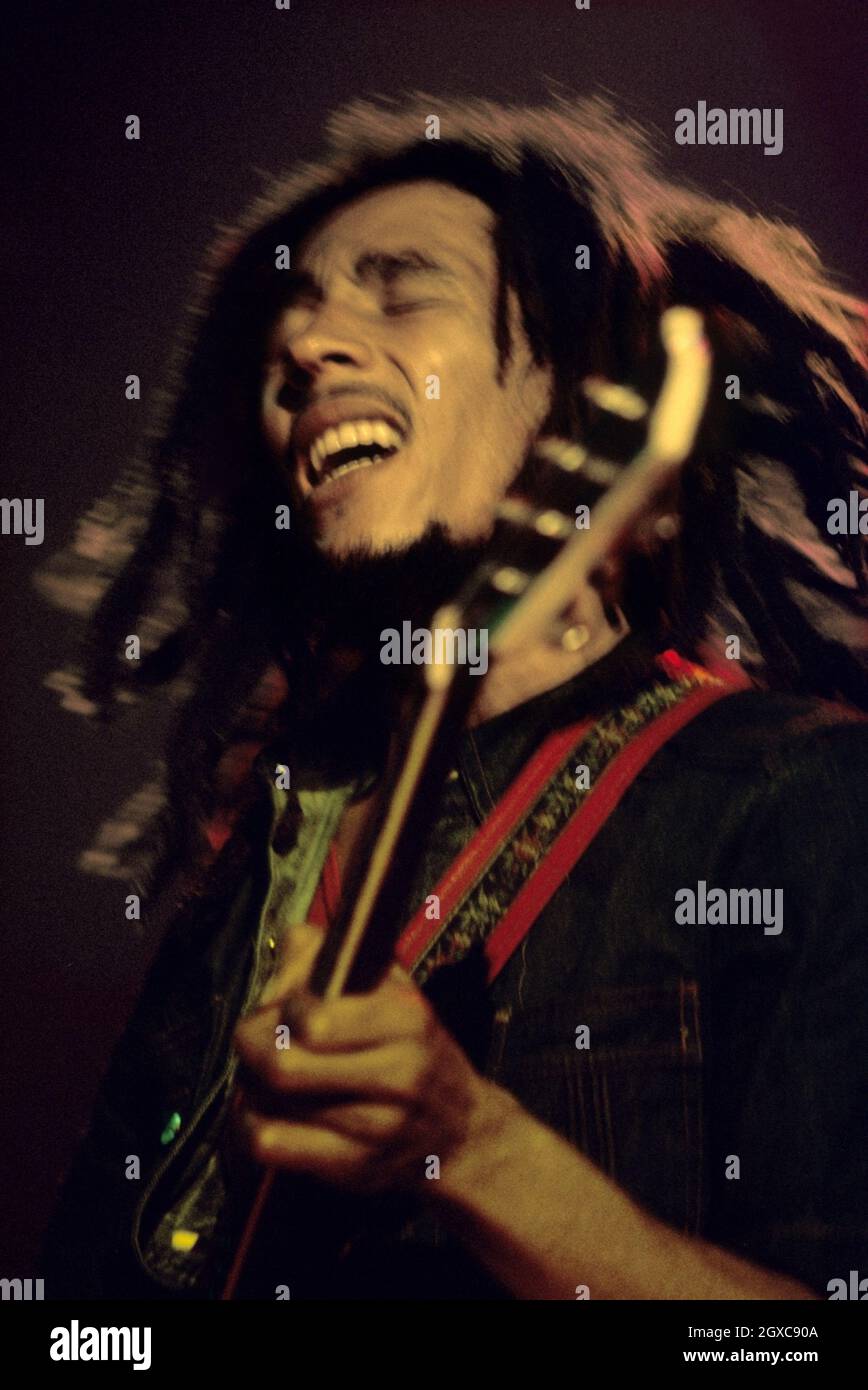 Bob Marley spielt während des Gigs auf der Bühne seine Gitarre Stockfoto
