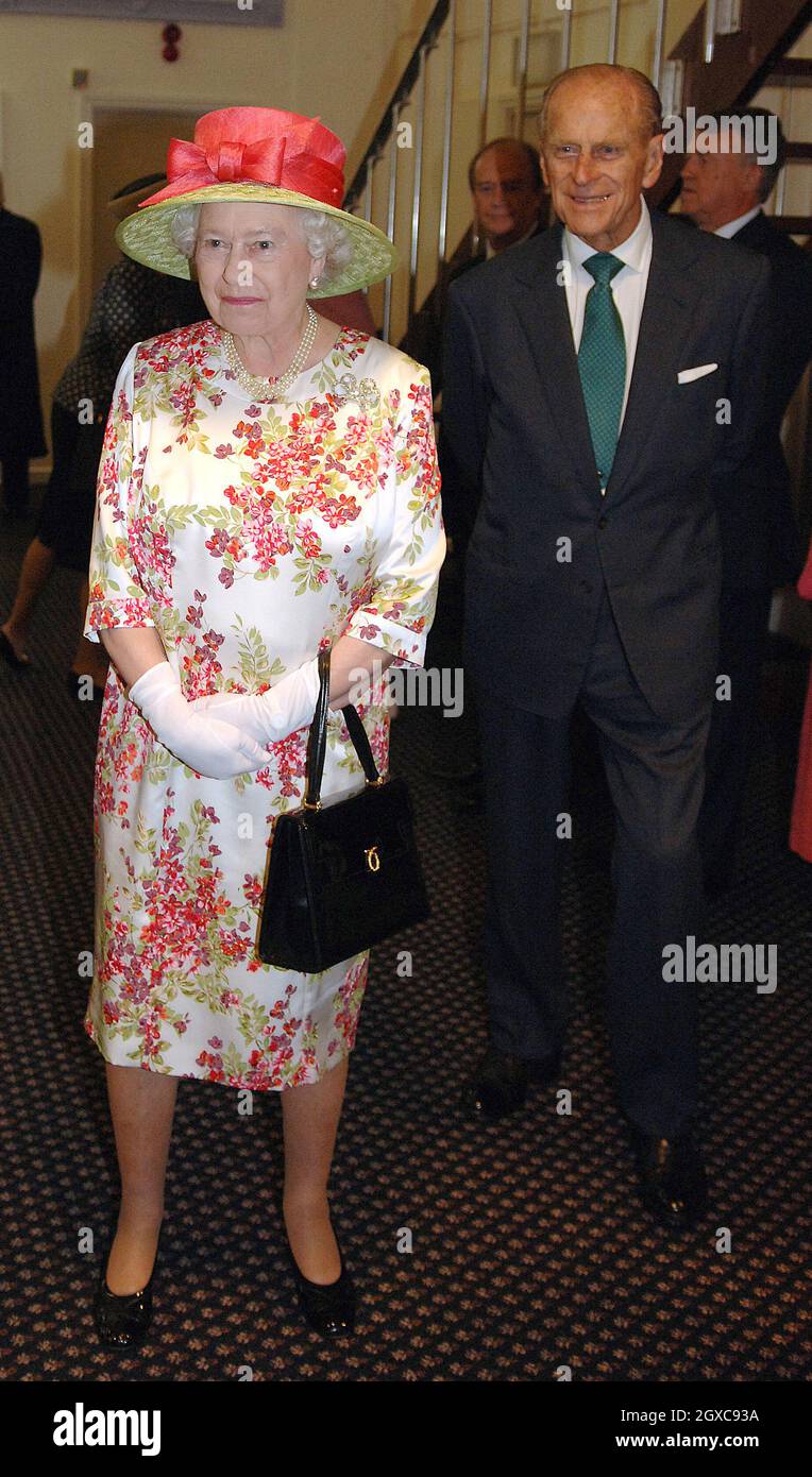 Königin Elizabeth II. Und Prinz Philip, Herzog von Edinburgh, kommen am 20. Juli 2007 zum Mittagessen in den Winter Gardens in Weston-super-Mare an. Stockfoto