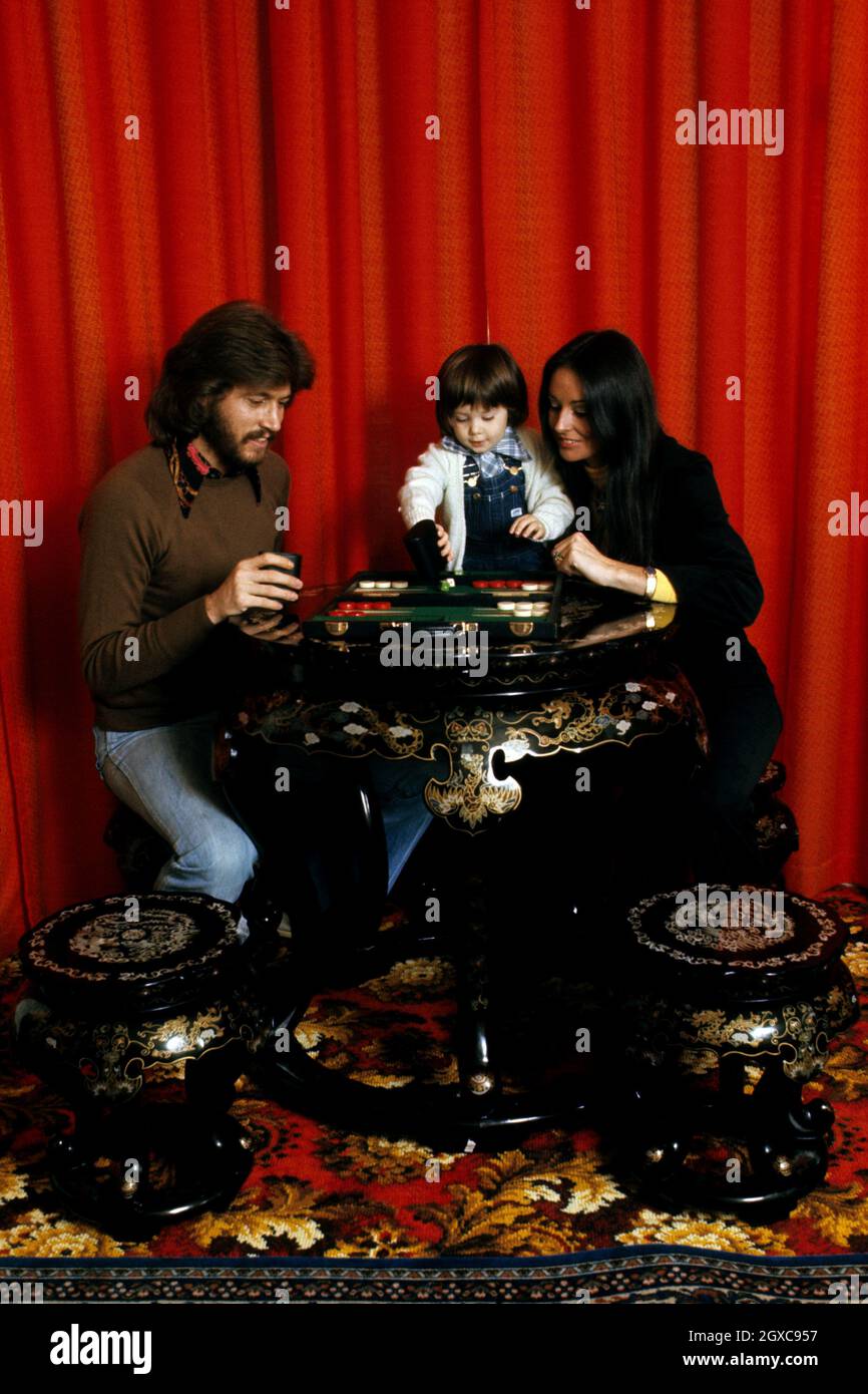 Bee Gees Singer Barry Gibb mit seiner Frau Linda Gray und seinem Sohn Stephen in seinem Haus, um 1974 Stockfoto