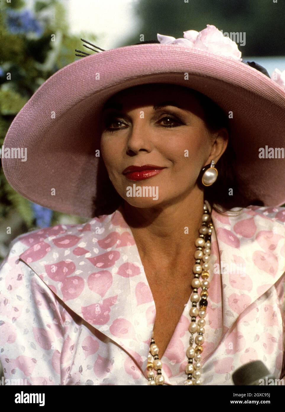 Die britische Schauspielerin Joan Collins genießt ihren Tag bei den Rennen Stockfoto
