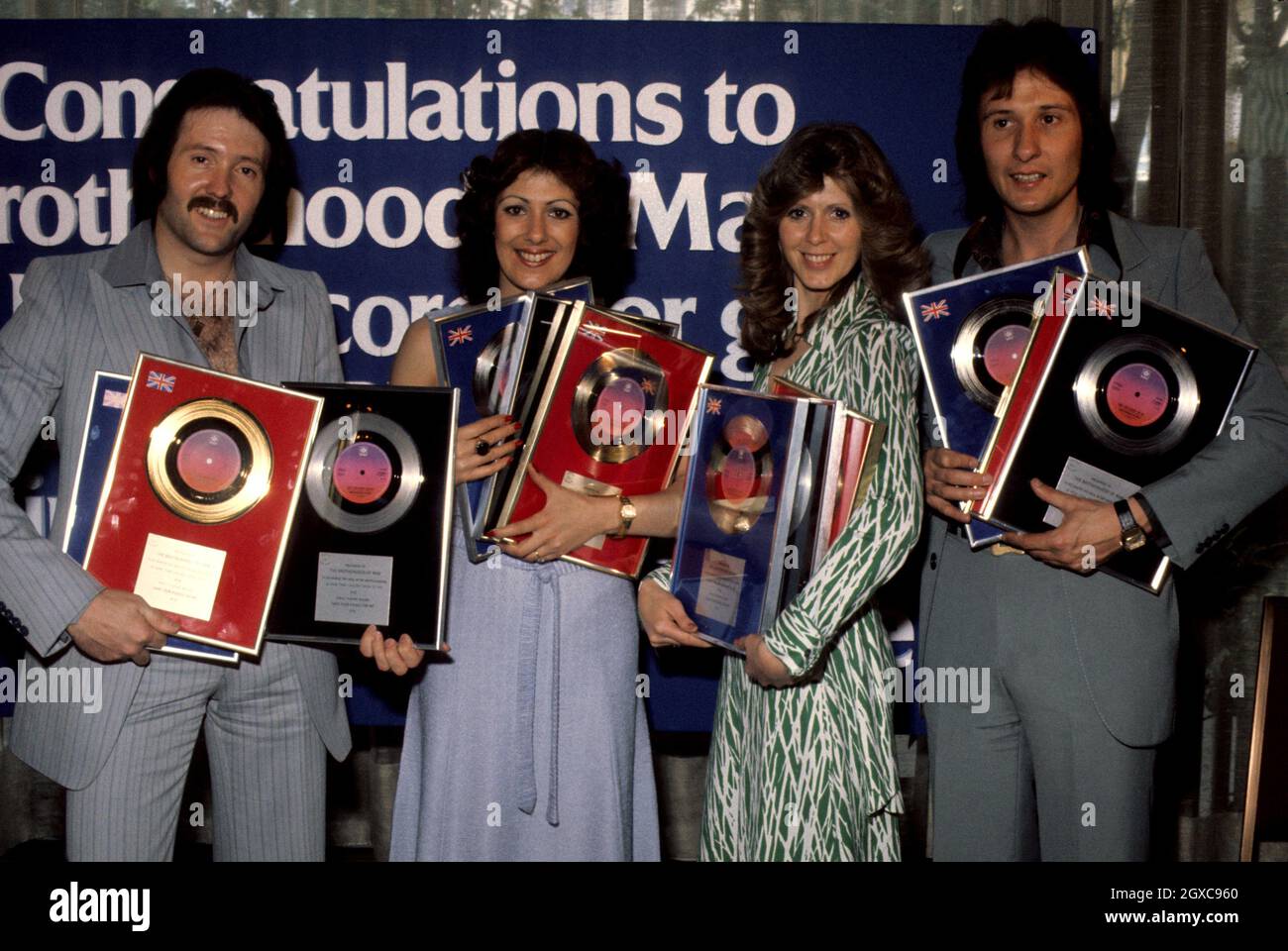 Brotherhood of man hält ihre vielverkauften Platten, um 1976 Stockfoto