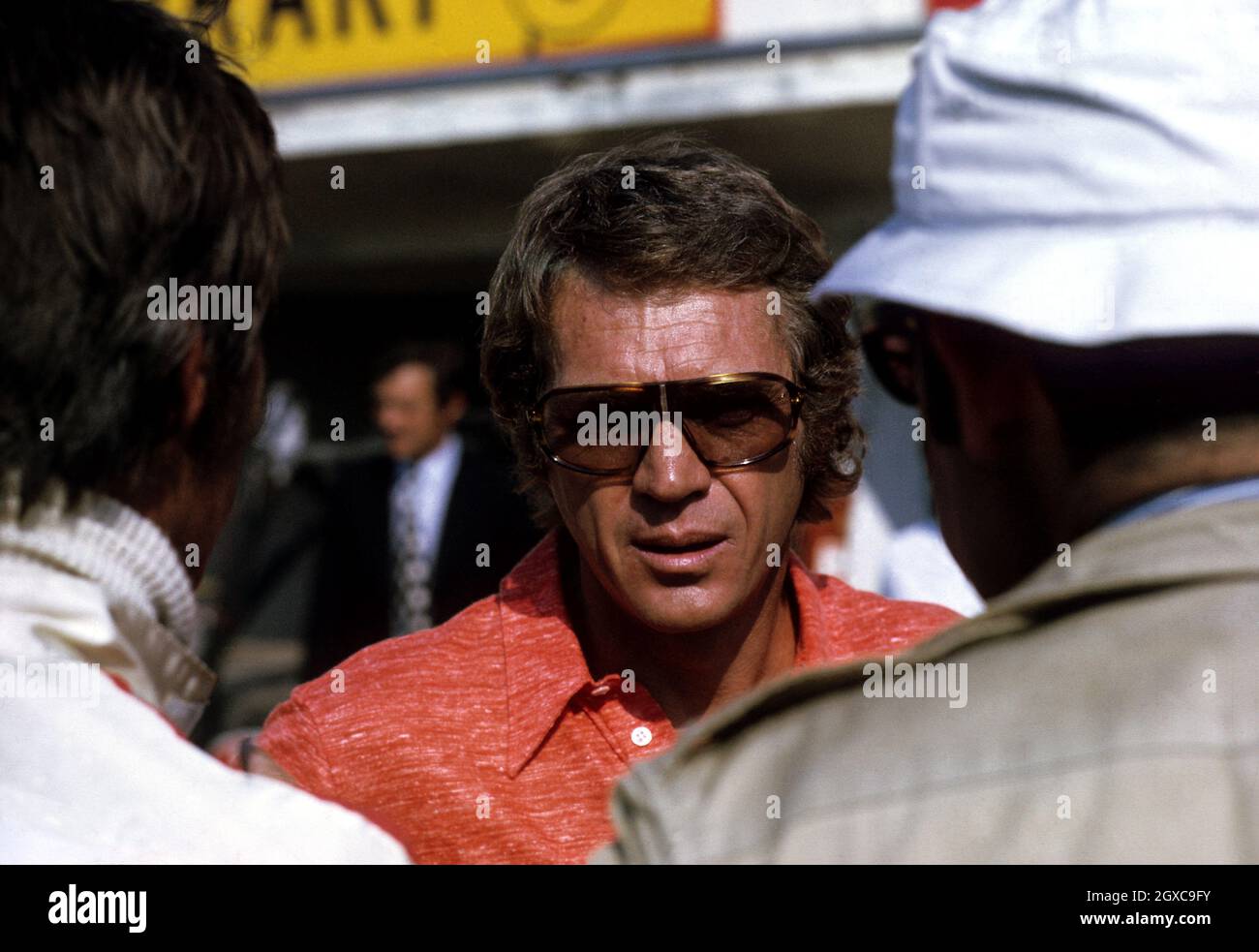 Steve McQueen während der Dreharbeiten zu Le Mans. Stockfoto