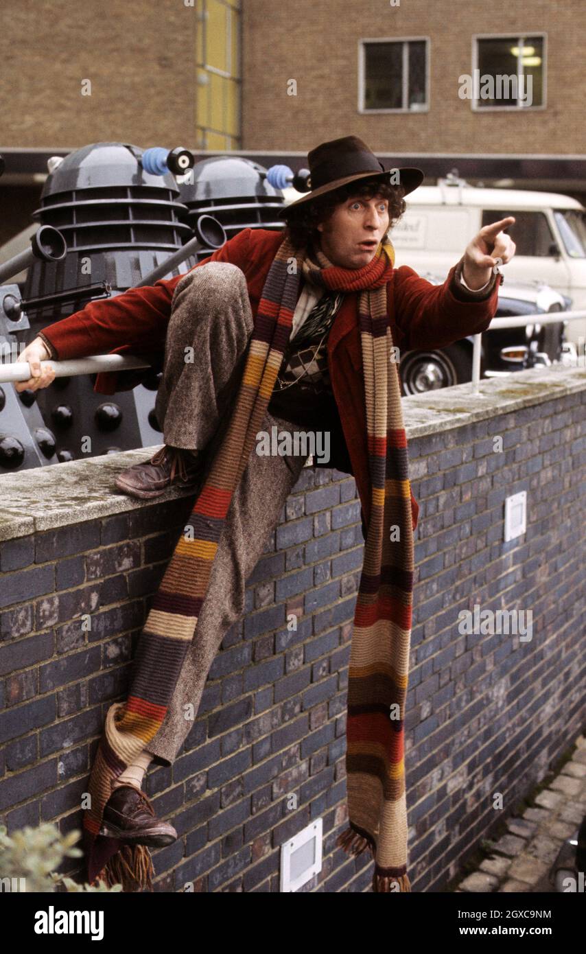 Doktor, der Schauspieler Tom Baker mit seinem fiktiven Feind, den Daleks, um 1975 posiert Stockfoto