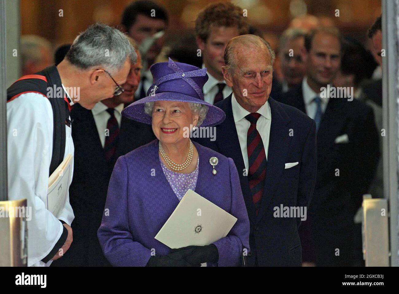 Königin Elizabeth II. Und Prinz Philip, Herzog von Edinburgh, verlassen den Gottesdienst, um das Leben von Prinzessin Diana, Prinzessin von Wales, in der Guards Chapel in London zu feiern. Stockfoto