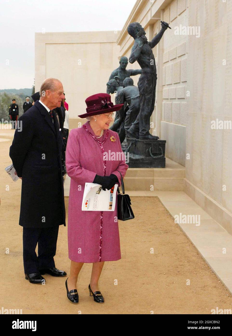 Königin Elizabeth II. Und Prinz Philip, Herzog von Edinburgh, bestätigen Lord Mountbatten, als sie an der Einweihungszeremonie für das neue National Armed Forces Memorial in Alrewas in Staffordshire teilnehmen. Fast 16,000 Namen sind an den riesigen Portland Stone Walls eingemeißelt, die all jenen Tribut zollen, die ihr Leben seit 1948 im Dienst ihres Landes gestellt haben. Stockfoto