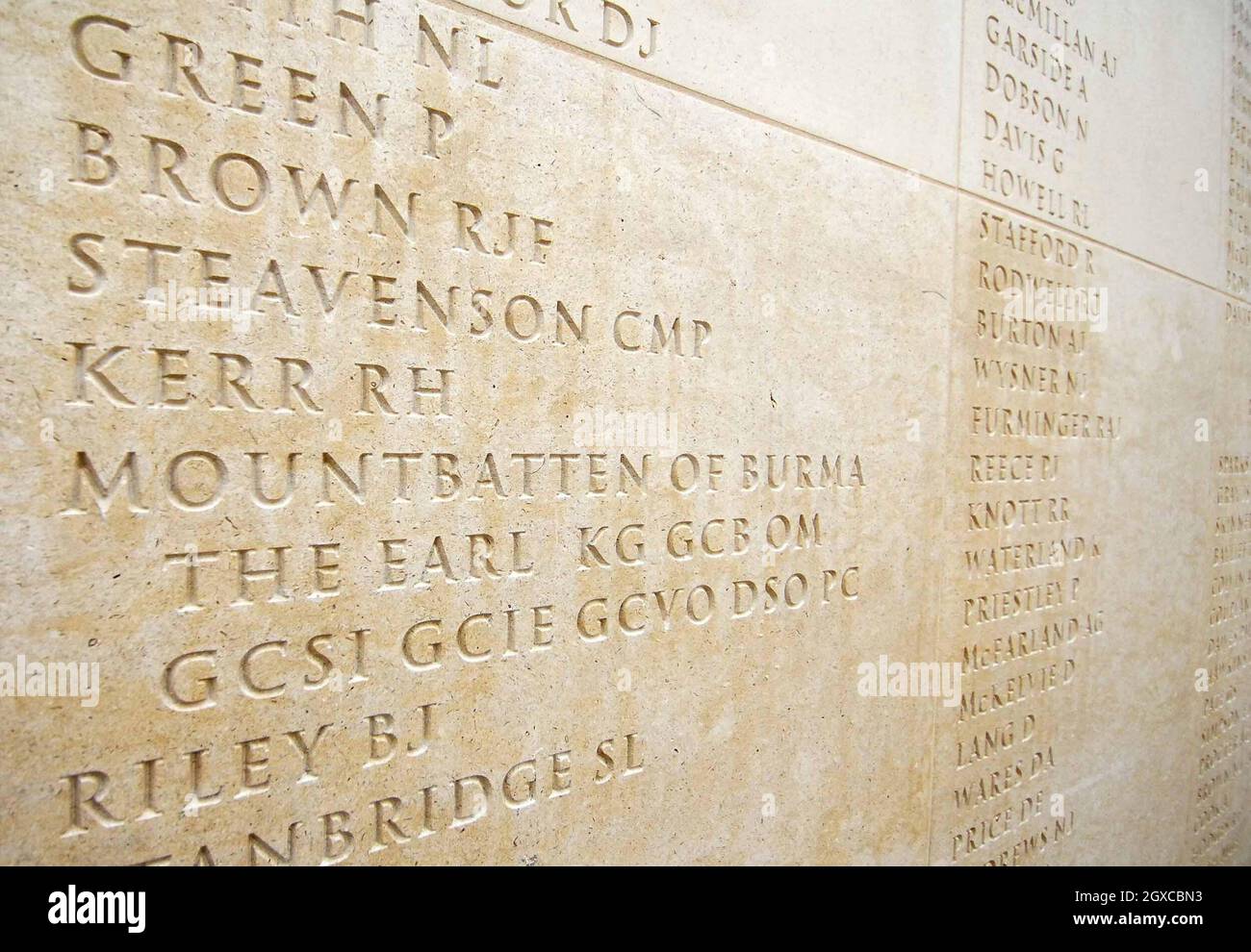 Lord Mountbatten heißt im neuen National Armed Forces Memorial in Alrewas in Staffordshire. Fast 16,000 Namen sind an den riesigen Portland Stone Walls eingemeißelt, die all jenen Tribut zollen, die ihr Leben seit 1948 im Dienst ihres Landes gestellt haben. Stockfoto