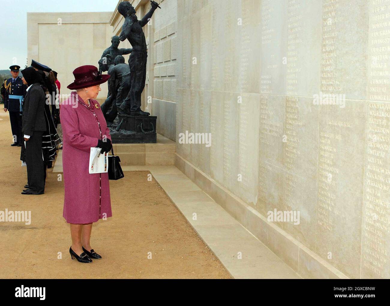 Königin Elizabeth II. Würdigt Lord Mountbattens Namen, als sie an der Einweihungszeremonie für das neue National Armed Forces Memorial in Alrewas in Staffordshire teilnimmt. Fast 16,000 Namen sind an den riesigen Portland Stone Walls eingemeißelt, die all jenen Tribut zollen, die ihr Leben seit 1948 im Dienst ihres Landes gestellt haben. Stockfoto