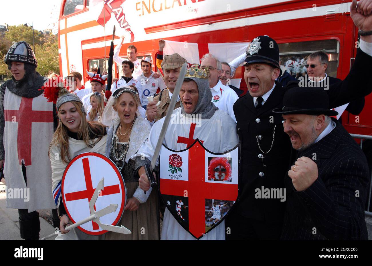 Englische Fans kommen am 20. Oktober 2007 zum Rugby-Weltcup-Finale zwischen England und Südafrika nach Paris. Stockfoto