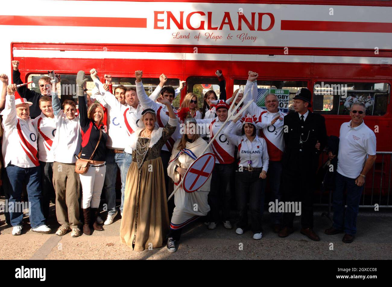 Englische Fans kommen am 20. Oktober 2007 zum Rugby-Weltcup-Finale zwischen England und Südafrika nach Paris. Stockfoto