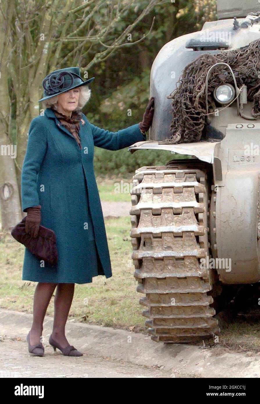Camilla, Herzogin von Cornwall, Schirmherrin der 7. Panzerdivision Memorial Association, inspiziert nach einem Gedenkgottesdienst im Thetford Forest einen alten Panzer, um an den 65. Jahrestag des Starts der Schlacht von El Alamein in Ägypten zu erinnern. Der Vater der Herzogin, Major Bruce Shand, kämpfte in der Schlacht von El Alamein. Stockfoto