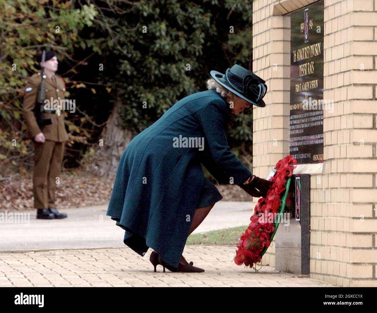 Camilla, Herzogin von Cornwall, Schirmherrin der 7. Panzerdivision Memorial Association, legt am Denkmal im Thetford Forest, Norfolk, einen Kranz nieder, um des 65. Jahrestages des Starts der Schlacht von El Alamein in Ägypten zu gedenken. Der Vater der Herzogin, Major Bruce Shand, kämpfte in der Schlacht von El Alamein. Stockfoto