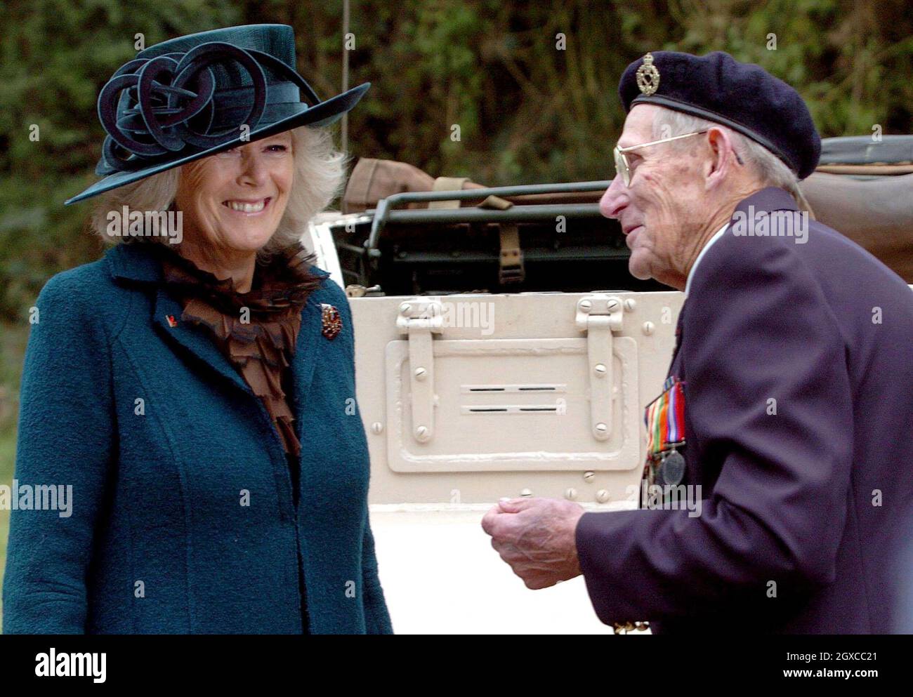 Camilla, Herzogin von Cornwall, Schirmherr der 7. Panzerdivision Memorial Association, trifft auf den Veteranen Robert Curran, 88, nach einem Gedenkgottesdienst im Thetford Forest zum Gedenken an den 65. Jahrestag des Starts der Schlacht von El Alamein in Ägypten. Der Vater der Herzogin, Major Bruce Shand, kämpfte in der Schlacht von El Alamein. Stockfoto