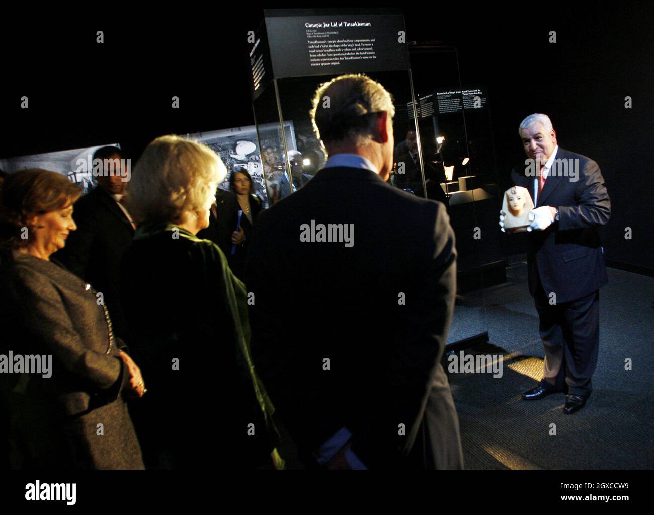 Dr. Zahi Hawass spricht zu Prinz Charles, Prinz von Wales, Camilla, Herzogin von Cornwall und Suzanne Mubarak (links), Frau des ägyptischen Präsidenten, während sie die Ausstellung „Tutanchamun und das Goldene Zeitalter der Pharaonen“ im O2 Center in London besuchen. Stockfoto