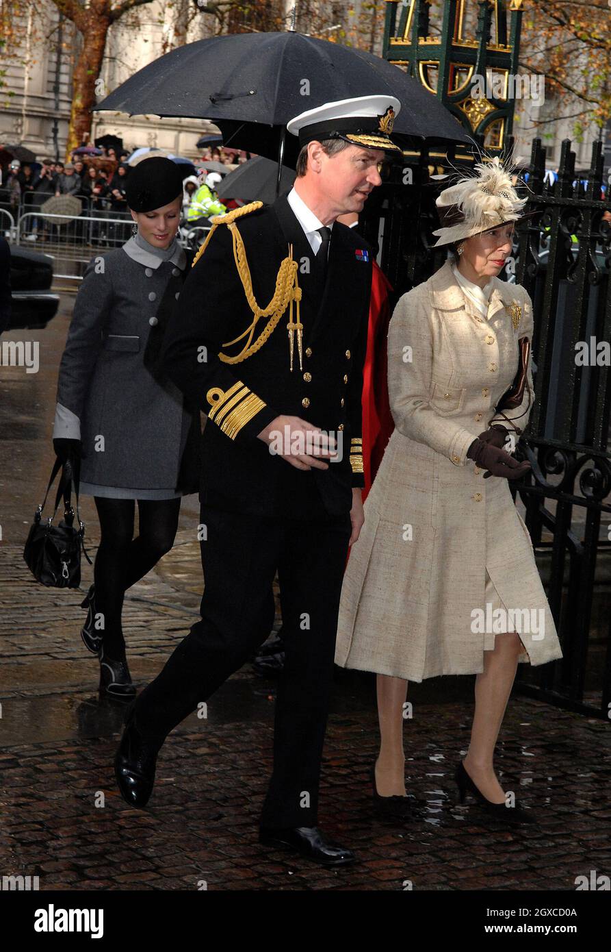 Prinzessin Anne, die Prinzessin Royal, Ehemann Tim Laurence und Tochter Zara Phillips kommen zu einem Festakt anlässlich des Diamanthochzeit-Jubiläums von Königin Elizabeth II. Und Prinz Philip, Herzog von Edinburgh, in der Westminster Abbey in London. Stockfoto