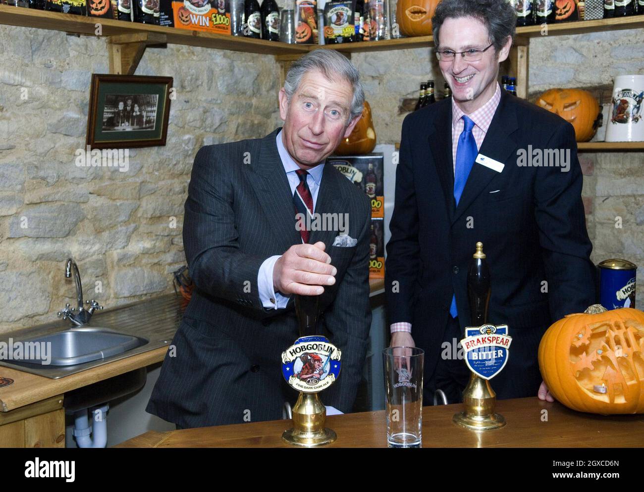 Prinz Charles, Prinz von Wales, verkosten Bier bei einem Besuch in der Wychwood Brewery in Witney, Oxon, um die Brau- und Fermentationsprozesse von Herzogtum Ale zu sehen. Stockfoto