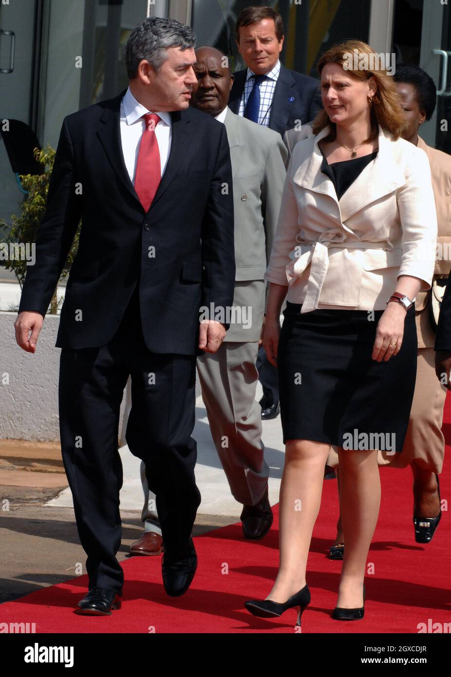 Der britische Premierminister Gordon Brown und seine Frau Sarah verlassen Uganda nach dem Treffen der Regierungschefs des Commonwealth. Stockfoto