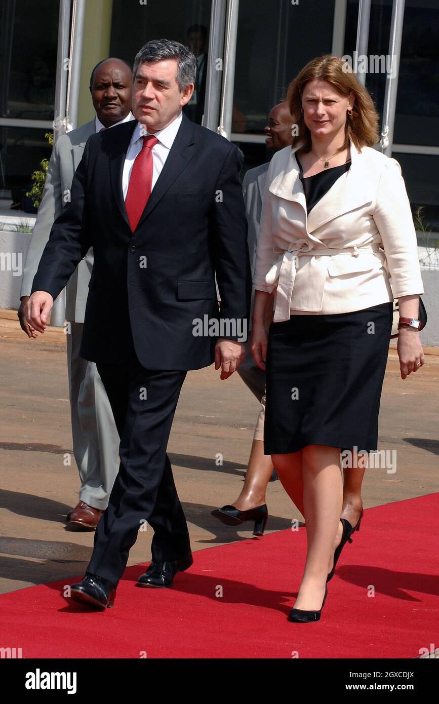 Der britische Premierminister Gordon Brown und seine Frau Sarah verlassen Uganda nach dem Treffen der Regierungschefs des Commonwealth. Stockfoto