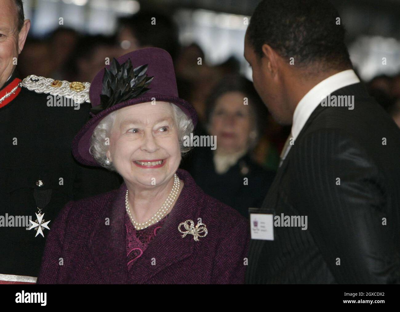 Queen Elizabeth II trifft den Manager von MK Dons und ehemaligen englischen Fußballspieler Paul Ince während eines Besuchs im MK Stadium in Milton Keynes. Stockfoto