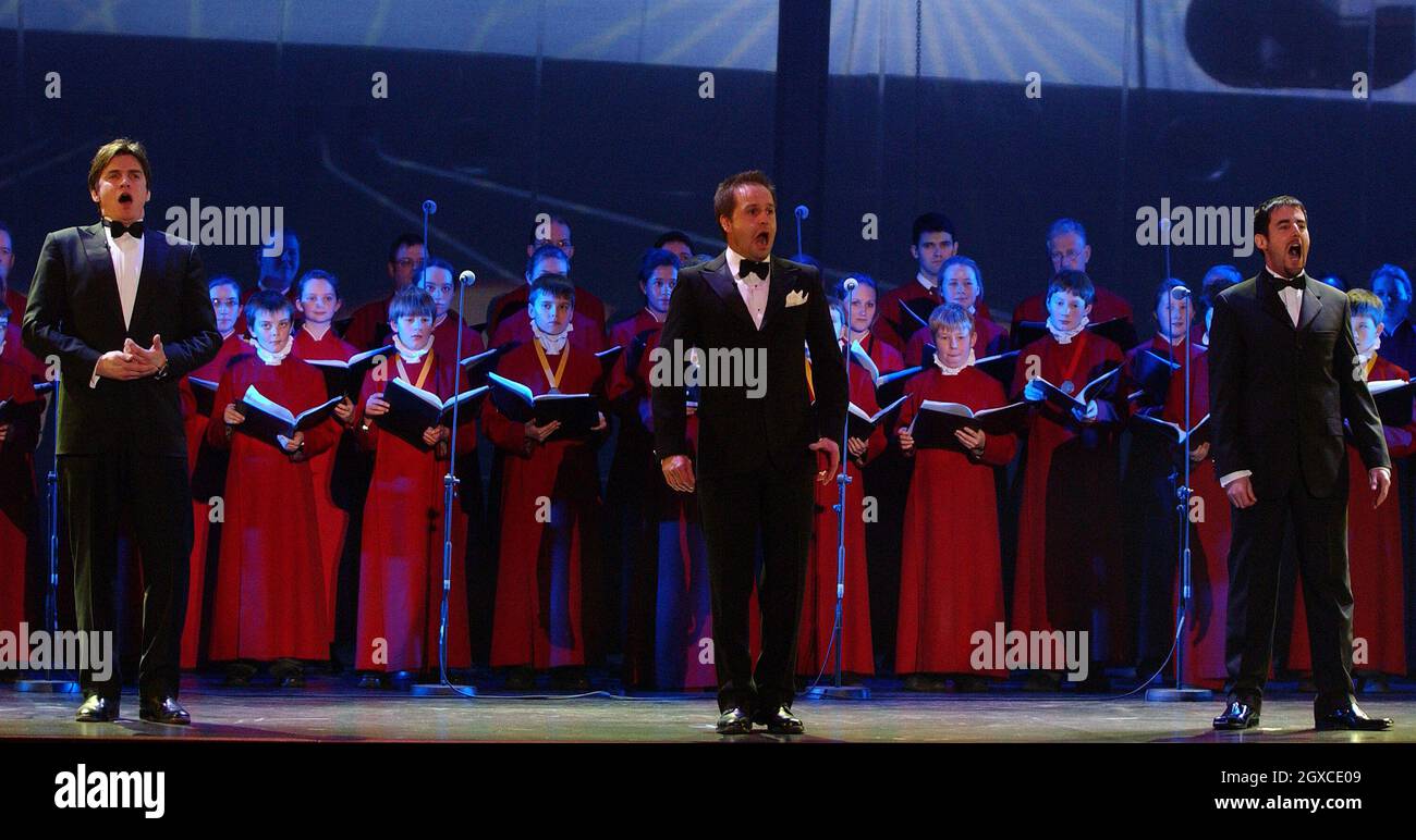 (Von links) Gardar Thor Cortes, Alfie Boe und Jon Christos treten mit Chören bei der Namenszeremonie des Cunard-Liners Queen Victoria am 10. Dezember 2007 in Southampton auf. Das Schiff wurde offiziell von der Herzogin von Cornwall benannt. Stockfoto