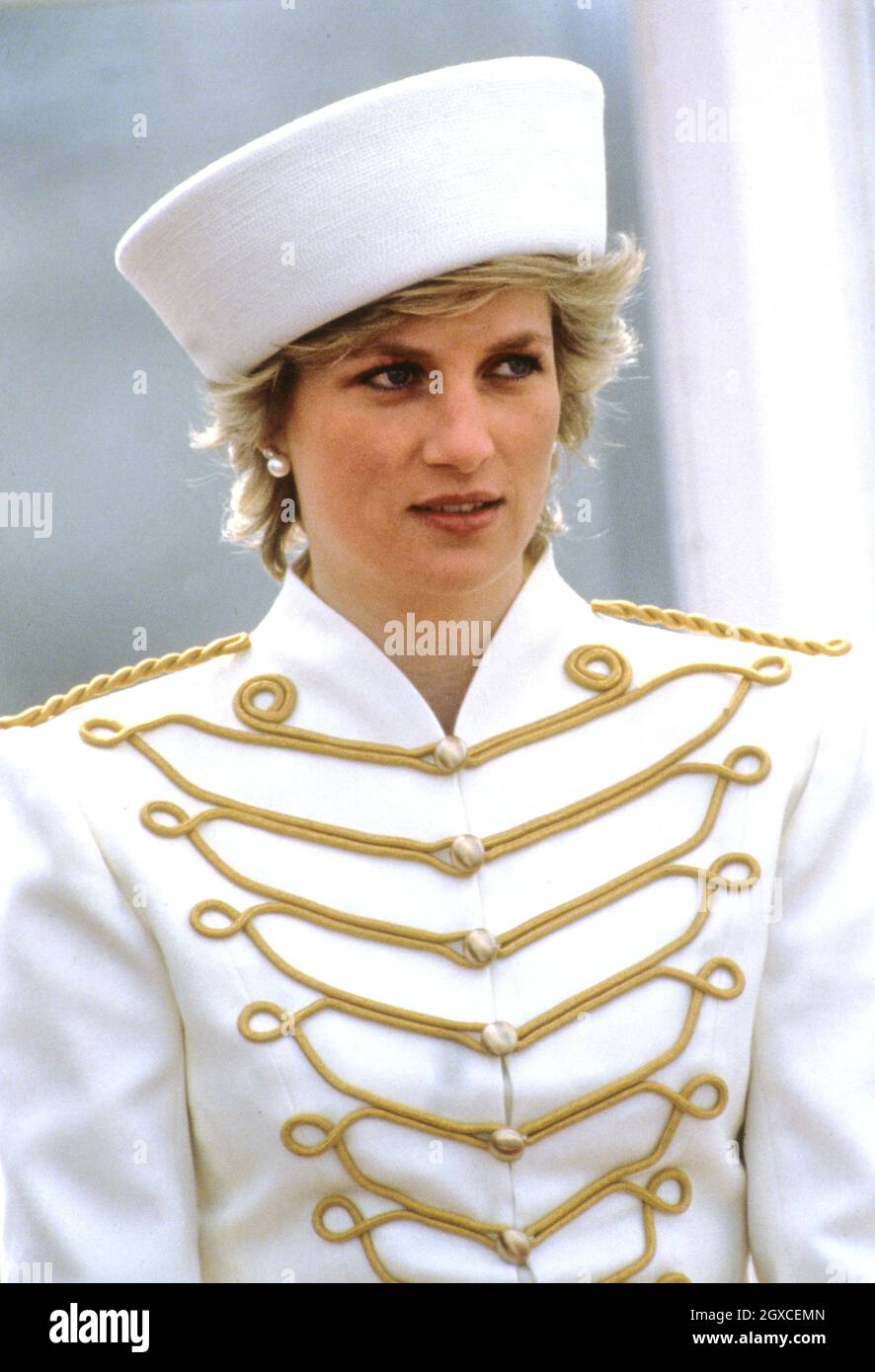 Prinzessin Diana in einem Militäranzug von Catherine Walker und einem Hut von Graham Smith in Kangol nimmt an einer Passanten-Parade in Sandhurst Teil Stockfoto