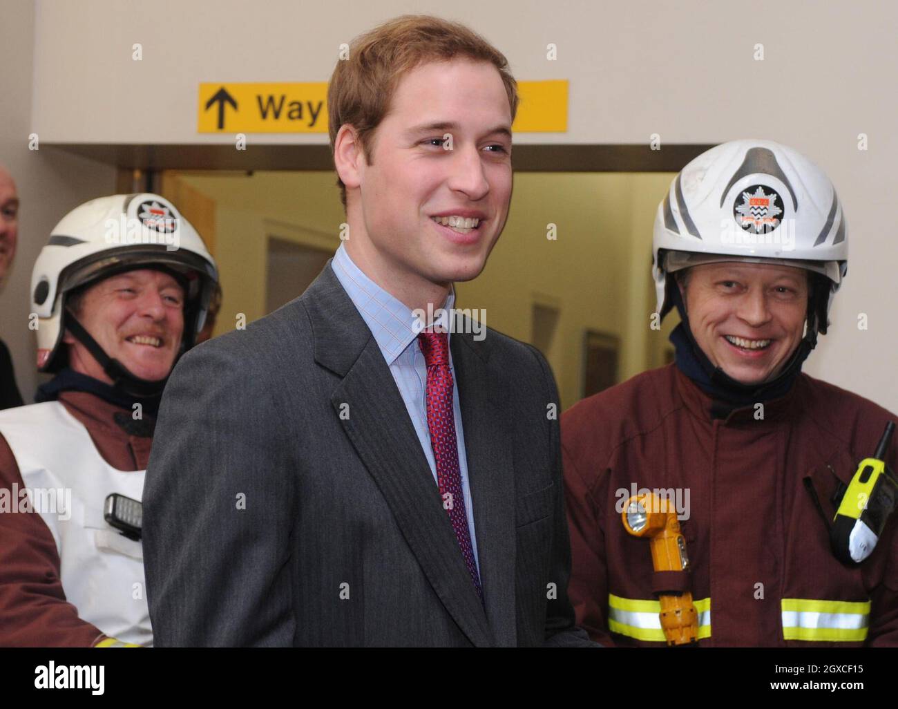 Prinz William trifft Feuerwehrleute, die am 04. Januar 2008 im Royal Marshden Hospital in London gegen den Brand vorgegangen sind. Der Prinz, der Präsident des Krankenhauses ist, sprach auch mit Krebspatienten, die nach dem Brand am Mittwoch ins Royal Brompton Hospital in Chelsea im Südwesten Londons verlegt wurden. Mehr als 150 Patienten und etwa 200 Mitarbeiter wurden aus dem Royal Marshden evakuiert, nachdem ein Großbrand in den oberen Stockwerken und auf dem Dach ausging. Stockfoto