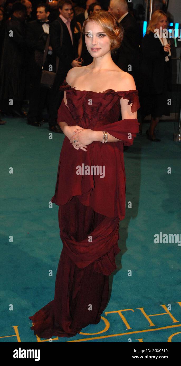 Natalie Portman kommt bei der Royal Film Premiere von „The Other Boleyn Girl“ im Odeon, Leicester Square in London an. Stockfoto