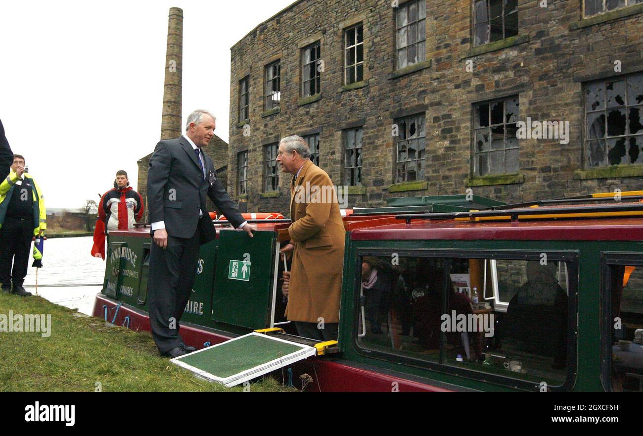 Prinz Charles, Prinz von Wales verlässt nach einer Fahrt auf dem Leeds Liverpool Canal in Burnley ein Kanalboot. Stockfoto