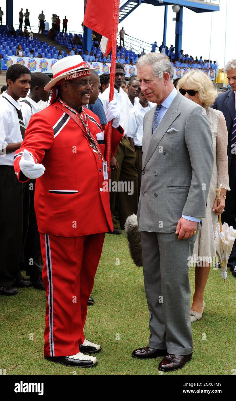 Der Prinz von Wales und die Herzogin von Cornwall treffen auf einen patriotischen Trinidader bei einem Besuch im Queen's Park Oval in der Hauptstadt Trinidad und Tobago, Port of Spain, am zweiten Tag ihrer Reise durch die Karibik. Stockfoto