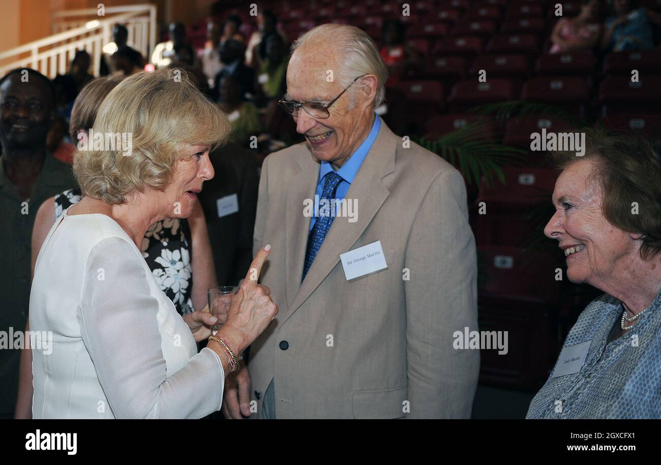 Camilla, Herzogin von Cornwall, chattet am 8. März 2008 bei einem Empfang in Montserrat mit Sir George Martin und Lady Martin. *** Ortsüberschrift *** Stockfoto