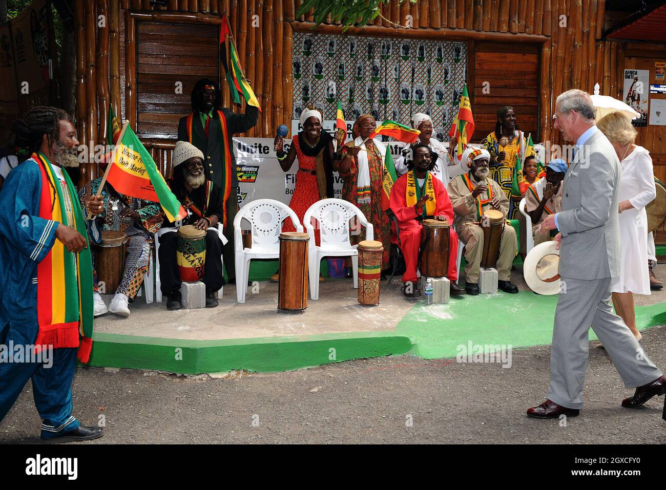 Prinz Charles, Prinz von Wales und Camilla, Herzogin von Cornwall sind eingeladen, sich einer Gruppe von Musikern in dem ehemaligen Haus anzuschließen, jetzt ein Museum, des Musikers Bob Marley in Kingston, Jamaika. Stockfoto