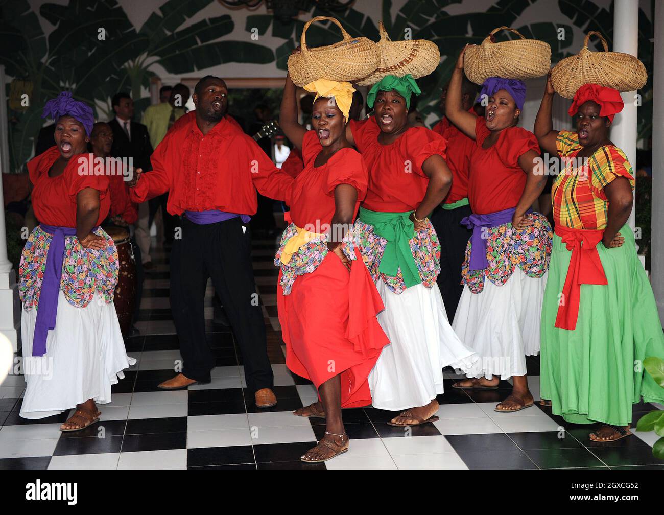 Farbenfrohe Tänzer begrüßen Prinz Charles, Prinz von Wales und Camilla, Herzogin von Cornwall, bei einem Empfang des Tourismusministers in Montego Bay, Jamaika. Stockfoto