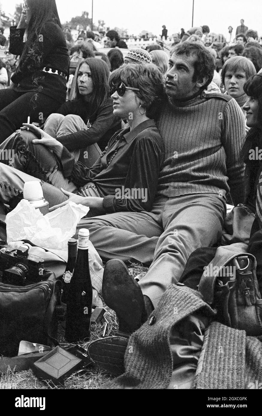 Die amerikanische Schauspielerin Jane Fonda und ihr Mann, der französische Filmregisseur Roger Vadim (1928 - 2000), entspannen sich am 31. August 1969 beim Isle of Wight Festival in Wootton Stockfoto
