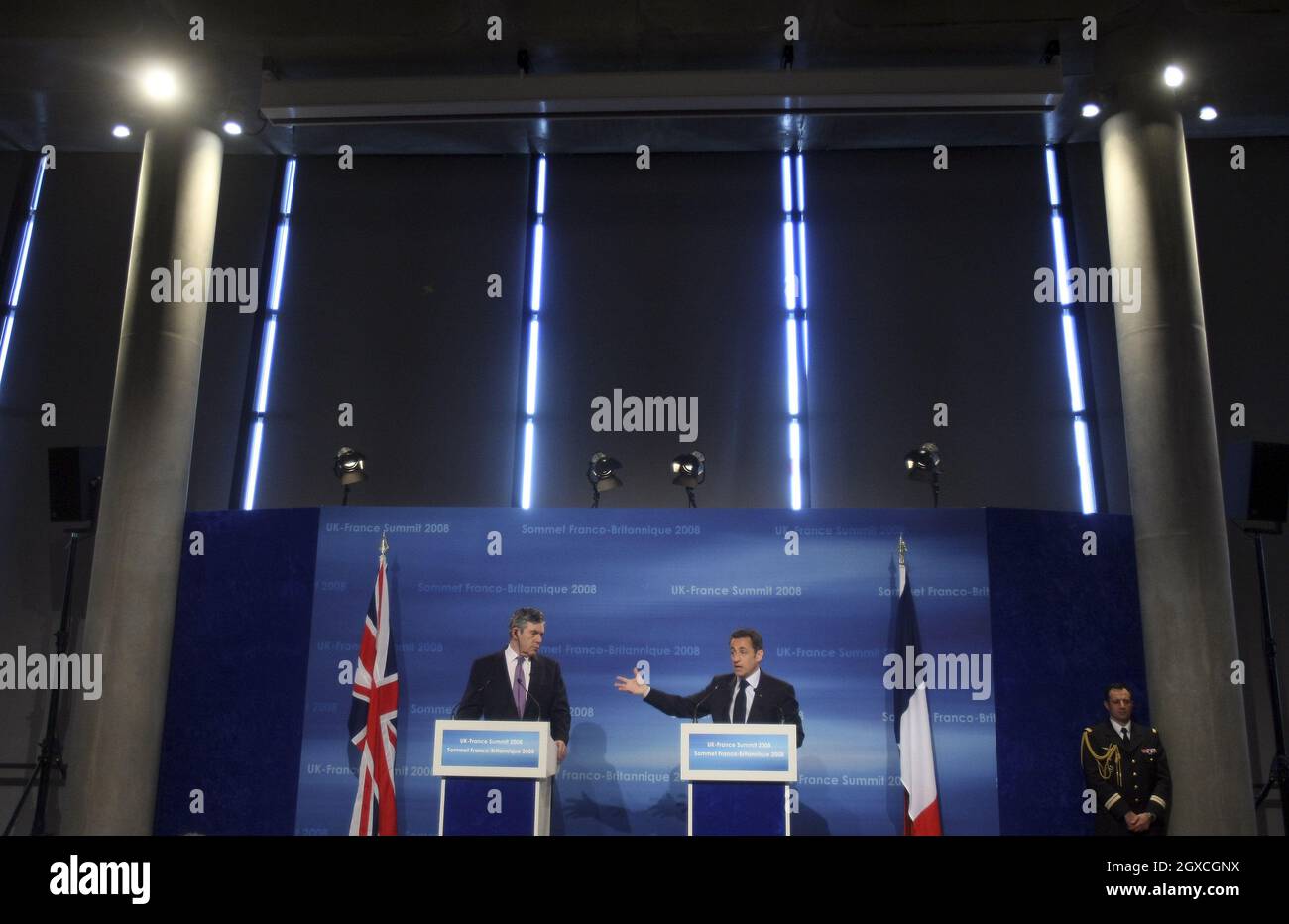 Der britische Premierminister Gordon Brown, links, hört zu, wie Frankreichs Präsident Nicolas Sarkozy am 27. März 2008 bei einem Gipfel im Emirates Stadium, dem Heimstadion des Fußballclubs Arsenal, in London, England, spricht. Der französische Präsident Nicolas Sarkozy und Carla Bruni-Sarkozy sind am zweiten und letzten Tag des Staatsbesuchs des französischen Präsidenten. Stockfoto