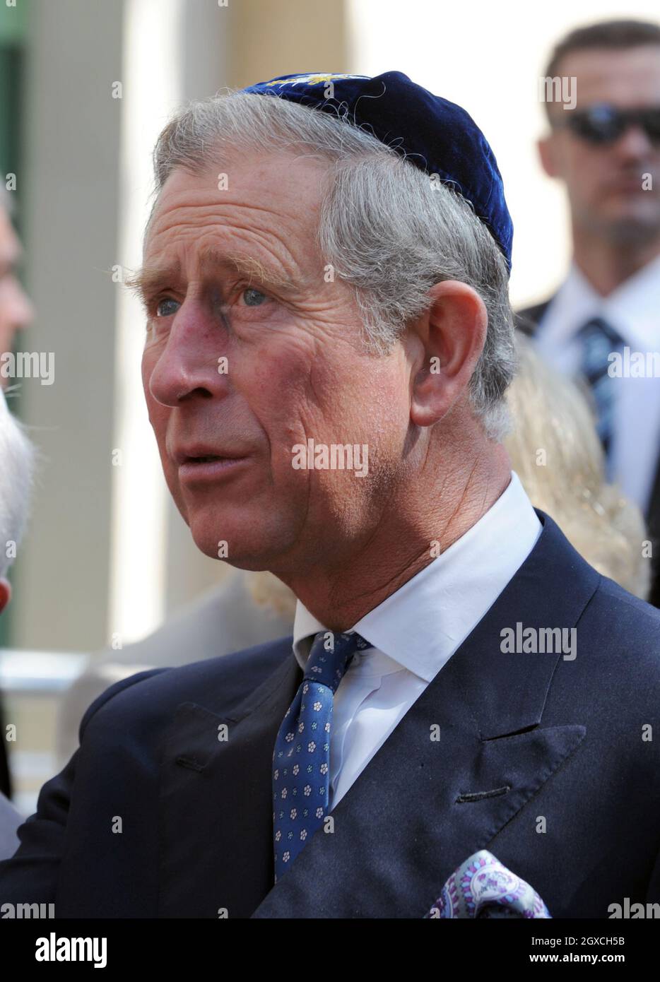 Prinz Charles, Prinz von Wales, trägt eine jüdische Yarmulka und