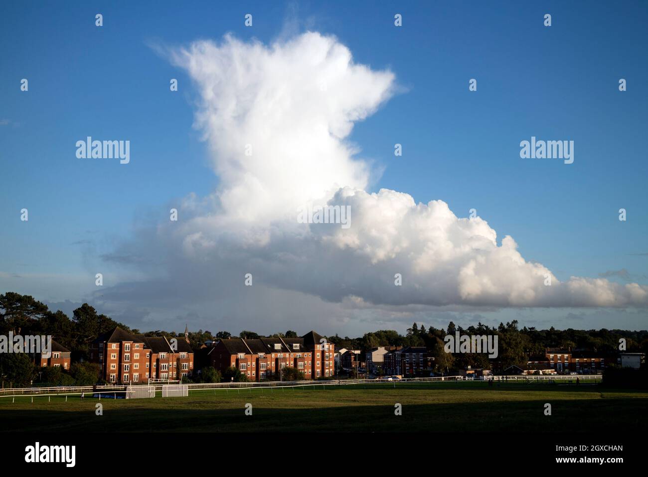 Amboss-Wolkenformation über Warwick, Warwickshire, England, Großbritannien Stockfoto