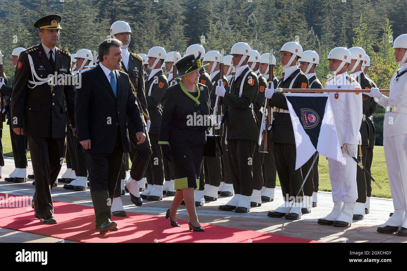 Königin Elizabeth II. Überprüft eine Ehrenwache mit Präsident Abdullah Gu am ersten Tag eines Staatsbesuchs in der Türkei. Stockfoto