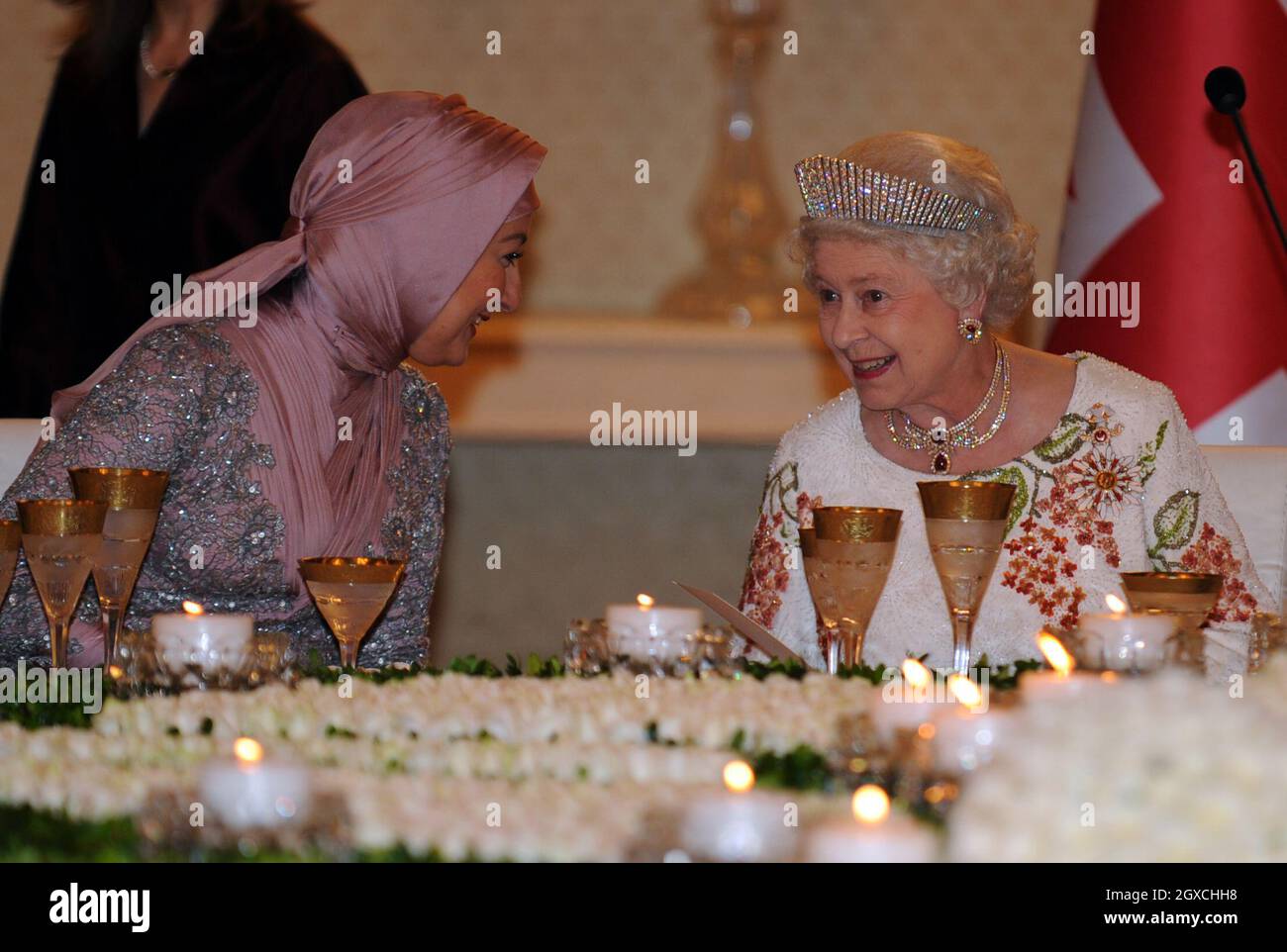 Königin Elizabeth II. Unterhält sich mit Hayrunnisa Gul, der Ehefrau von Präsident Abdullah Gul, bei einem Staatsbankett am ersten Tag eines Staatsbesuchs in der Türkei. Stockfoto