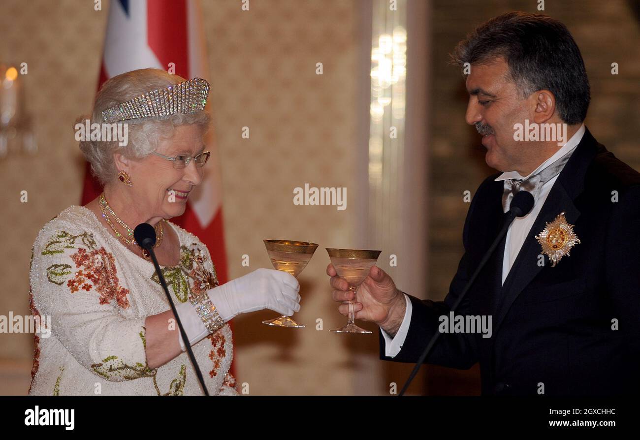 Königin Elizabeth II. Und Präsident Abdullah Gul stoßen beim Staatsbankett im Präsidentenpalast am ersten Tag eines Staatsbesuchs in der Türkei an. Stockfoto